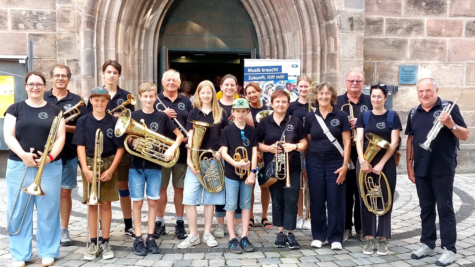 Der Posaunenchor Rosenberg-Poppenricht vor der Kirche St. Jakob in Nürnberg.  (Bild: Markus Hammer )
