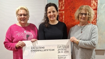 V.l. Gabi Ries und Monika Peter übergeben die Spende an Christina Neiß (Mitte). (Bild: Sandra Dietl )