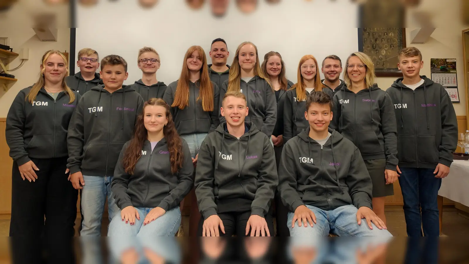 Nach der Gründungsversammlung stellten sich alle 15 Gründungsmitglieder zum Erinnerungsbild auf. Vorne sitzt dabei die Vorstandschaft. (Bild: Lukas Forster)