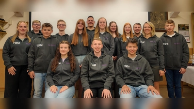 Nach der Gründungsversammlung stellten sich alle 15 Gründungsmitglieder zum Erinnerungsbild auf. Vorne sitzt dabei die Vorstandschaft. (Bild: Lukas Forster)