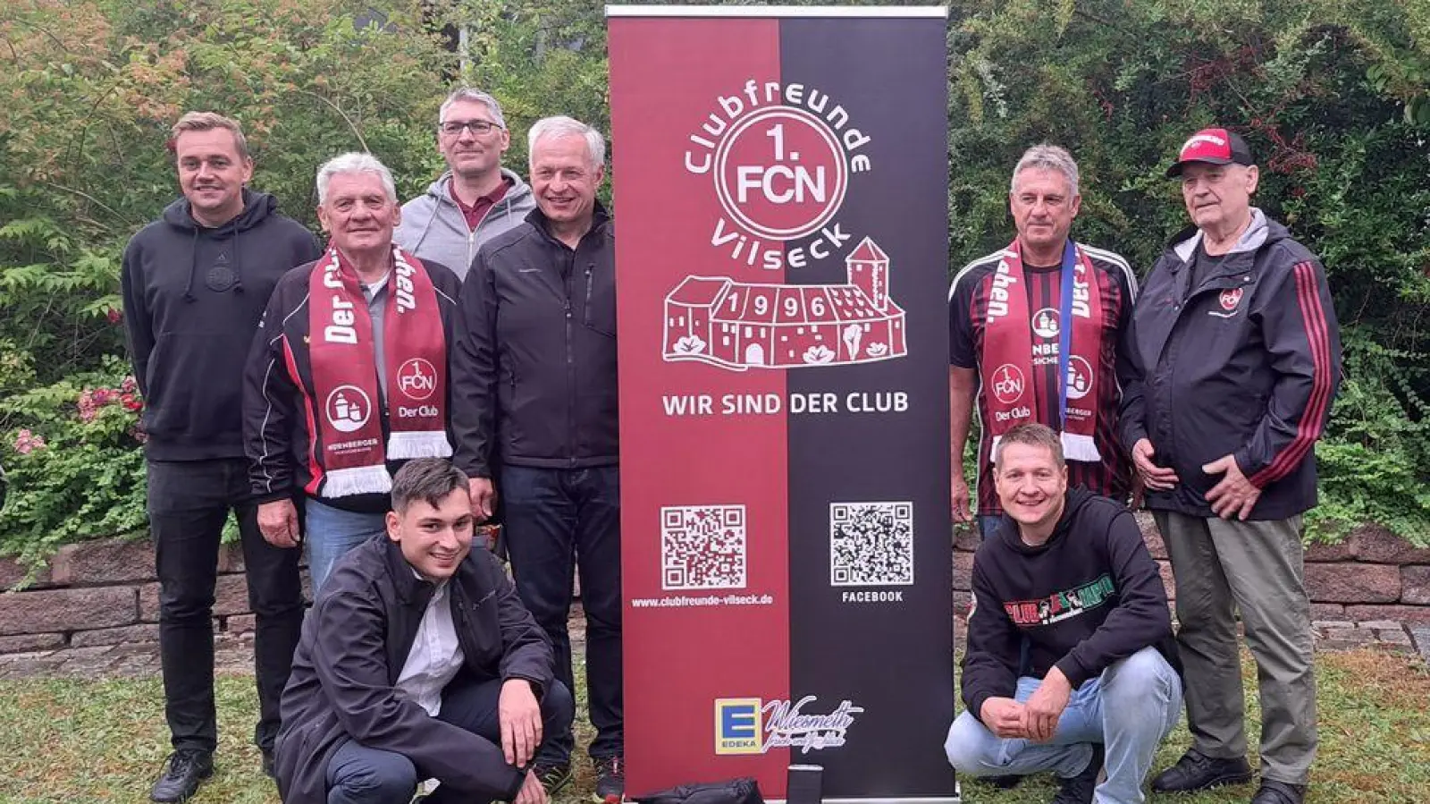 Die Vilsecker Clubfreunde freuen sich zusammen mit Fanbetreuer Karl Teplitzky auf die neue Saison (Bild: Jürgen Kellner)