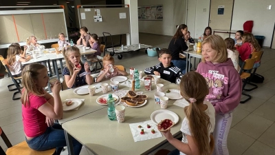 Ein paar der Kinder beim frühstücken. (Bild: Dagmar Franz)