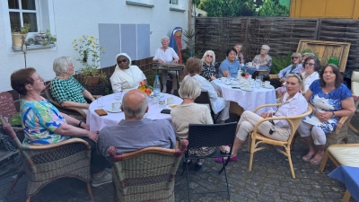 Kaffee und Kuchen für den guten Zweck, im Gartencafé von Olga Luft. (Bild: Sven Lehner)