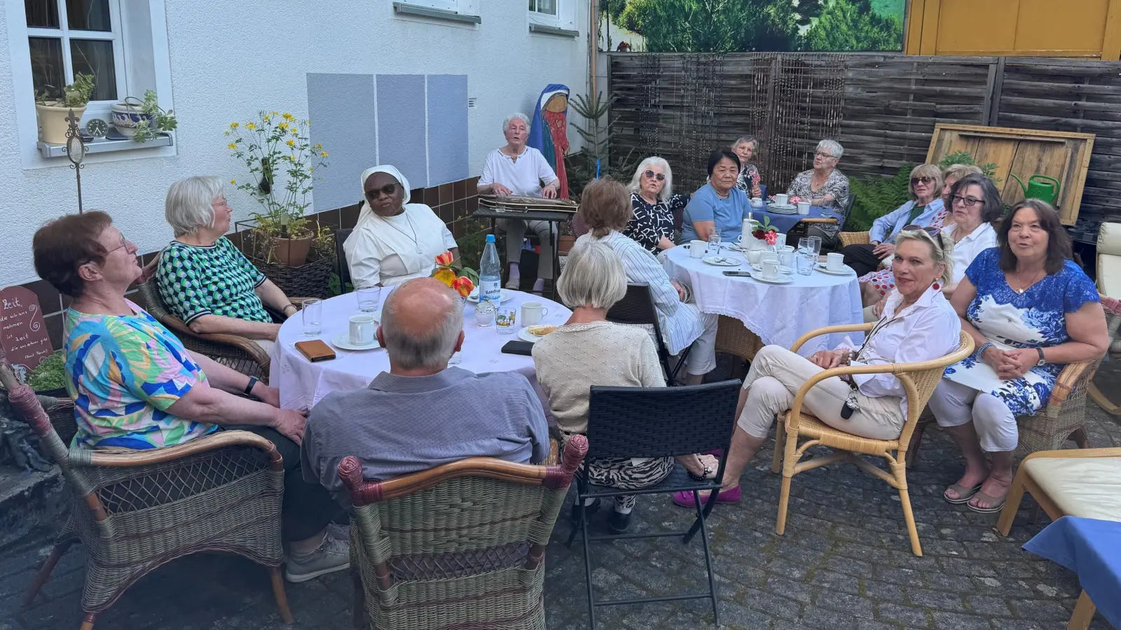 Kaffee und Kuchen für den guten Zweck, im Gartencafé von Olga Luft. (Bild: Sven Lehner)
