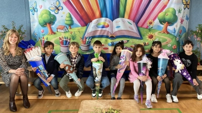 Klasse 1b der Albert-Schweitzer-Schule mit Klassenlehrerin Jasmin Fröhler. (Bild: Petra Bayer)