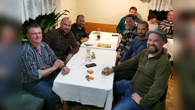 Vorne links Jagdvorsteher Gerhard Weiß, daneben Jagdpächter Maximilian Wien,<br>zweiter links Sebastian Höllerer von den Staatsforsten, daneben zweiter Bürgermeister Alexander Schatz. (Bild: Herbert Ziegler)