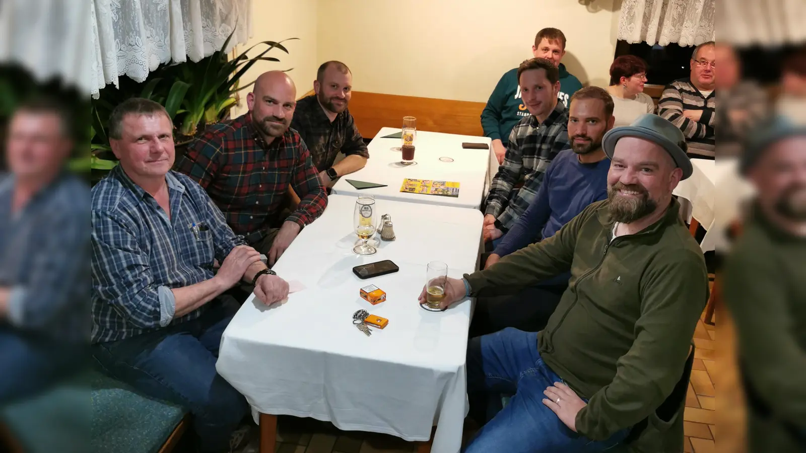 Vorne links Jagdvorsteher Gerhard Weiß, daneben Jagdpächter Maximilian Wien,<br>zweiter links Sebastian Höllerer von den Staatsforsten, daneben zweiter Bürgermeister Alexander Schatz. (Bild: Herbert Ziegler)