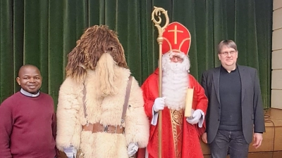 Nikolausbesuch mit geistlichem Beistand. (Bild: Angela Zeitler)