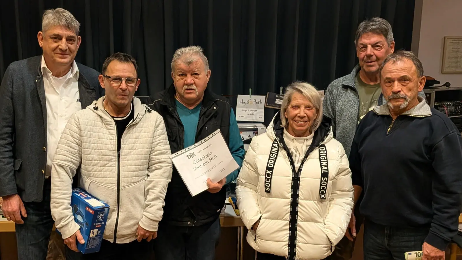 1. Vorsitzender der DJK, Roman Kastl (hinten links), mit den Bestplatzierten (Plätze eins bis fünf) nach der Siegerehrung. (Bild: Ralph Neubauer)