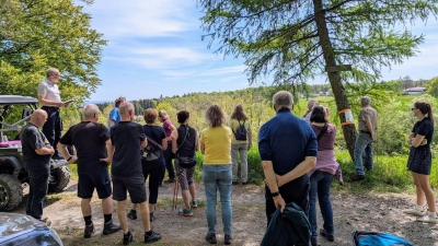 BI „Wirklich Windkraft im Naturpark?” organisiert 2. Begehung des ehem. Bergbaugebiets am kleinen Teichelberg (Bild: Christina Kretschmer )