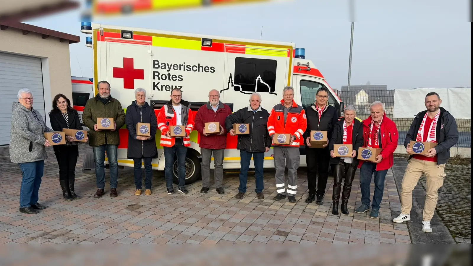 Die Vorstandschaft des Bayern Fanclub Nabburg/Oberpfalz mit Präsident Bernd Hofmann (2.v.re.) übergab an die beiden Vorsitzendenden des Förderverein der Sanitätsbereitschaft Pfreimd-Nabburg Sebastian Hofman (5. vo. li.) und Herbert Zweck (5. v. re.) 25 Weihnachtssingen Päckchen. Mit im Bild die beiden Bürgermeister von Nabburg und Pfreimd Frank Zeitler (3.v.li.) und Dr. Johanna Mertins (2.v.li)  (Bild: Bernd Hofmann)
