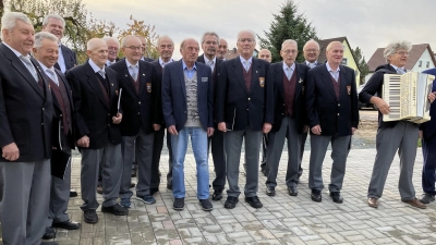 Jubilar Heinrich Dolezik inmitten seiner Sangesbrüder. (Bild: Sigmund Schütz)