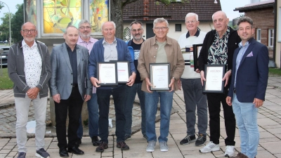Ehrenurkunden für langjähriges aktives Singen erhielten Wilhelm Dockter, Karl Ernstberger und Gerhard Zimmermann (2. bis 4.von rechts). Ferner: Heinrich Weber (6. von rechts). (Bild: Werner Robl)