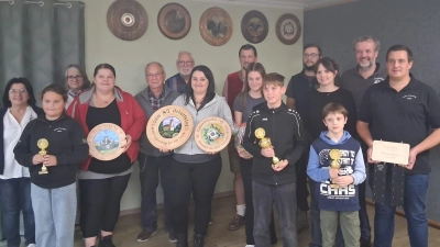 Glückliche Gewinner des diesjährigen Kirwaschießens. 3. v.li: Spreda Stefanie 1. Platz Bürgerscheibe, 6. v. li: Wolf Franziska 1.Platz Kirwascheibe und Gewinnerin Geburtstagsscheibe, 8. v. li. Schwandner Martin 1.Platz gut Glück, 6.v. re. Kriechenbauer Max 1. Platz Bambinis, 2. v. re. 1. Schützenmeister Ludwig Kraus, 5. v. li. Ehrenschützenmeister Runge Heinz.  (Bild: Angelika Stahl)