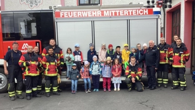 Purzelbaum-Vorschulkinder mit den Feuerwehrmännern (Bild: Maria Senoldu)