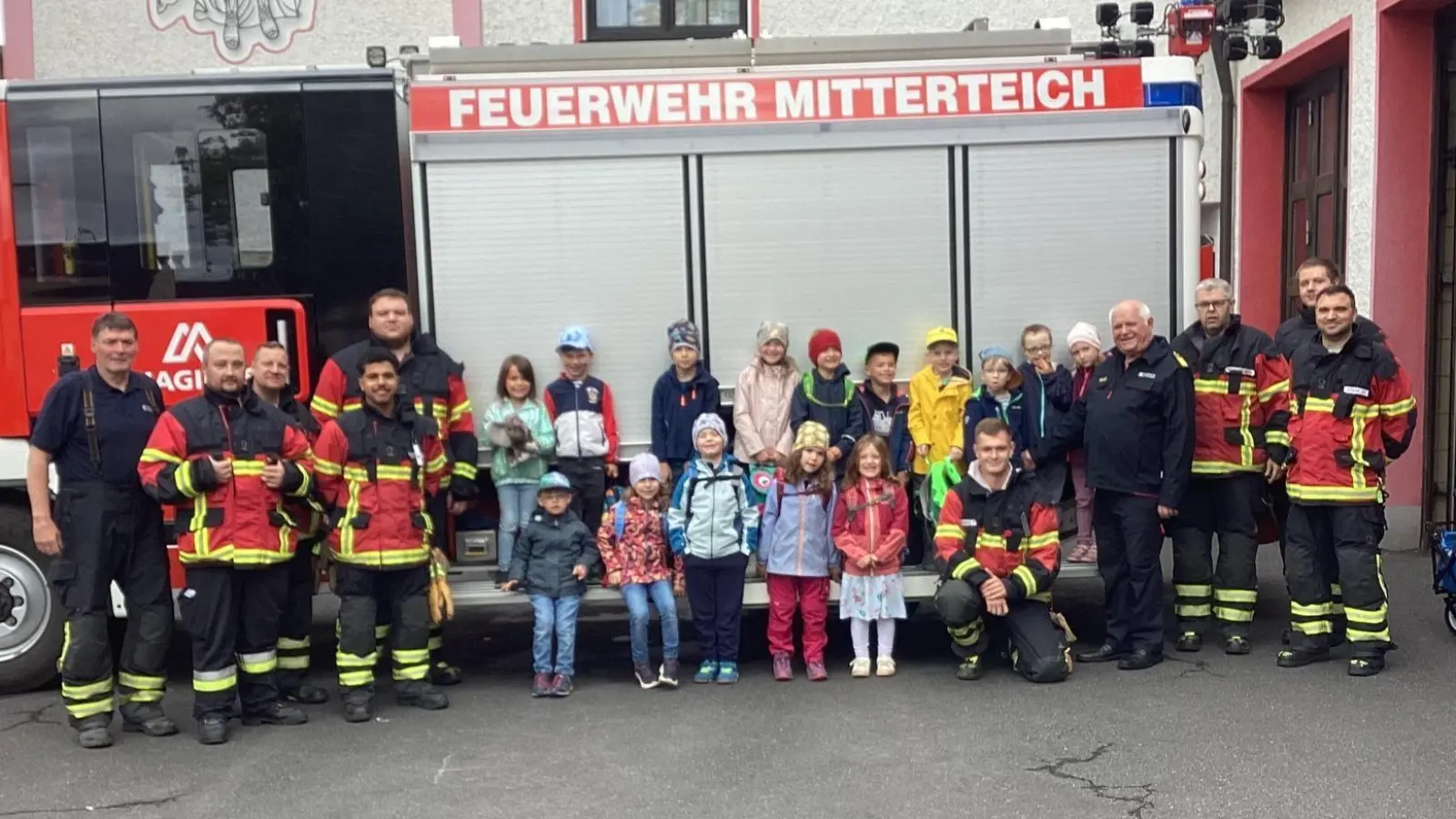 Purzelbaum-Vorschulkinder mit den Feuerwehrmännern (Bild: Maria Senoldu)