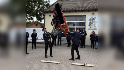 Fahnengruß FF Neunaigen und FF Saltendorf (Bild: Katharina Bogner)
