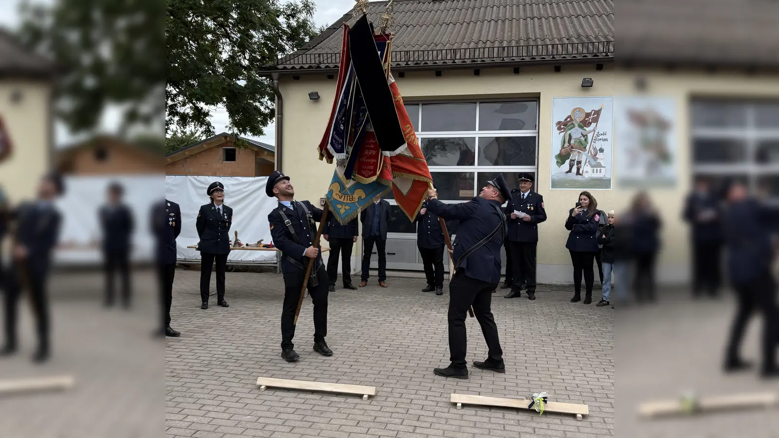 Fahnengruß FF Neunaigen und FF Saltendorf (Bild: Katharina Bogner)