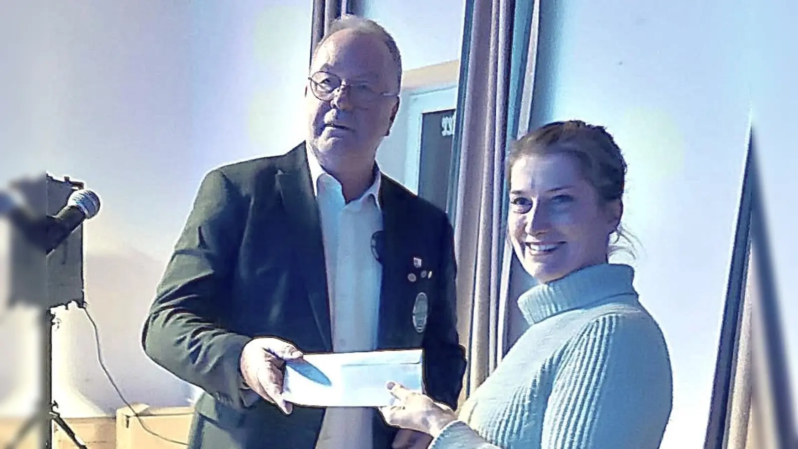 Fritz Kick übergab eine Spende für die „Purzelturnenkinder” an Magdalena Bergler vom Sportverein. (Bild: Kimberly Bolz)