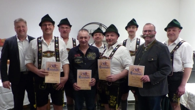 Verdiente Trachtler wurden in der letzten Jahreshauptversammlung des Kastler Trachtenvereins geehrt<br>Von li. Stefan Braun, Christian Donhauser, Georg Kurzendorfer, Bernhard Tischner, Bernhard Lehmeier, Martin Ehbauer, Christopher Pöllath, Andreas Otterbein und Wolfgang Pöllath. (Bild: Josef Piehler)