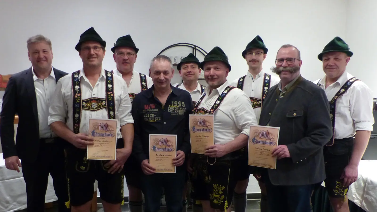 Verdiente Trachtler wurden in der letzten Jahreshauptversammlung des Kastler Trachtenvereins geehrt<br>Von li. Stefan Braun, Christian Donhauser, Georg Kurzendorfer, Bernhard Tischner, Bernhard Lehmeier, Martin Ehbauer, Christopher Pöllath, Andreas Otterbein und Wolfgang Pöllath. (Bild: Josef Piehler)