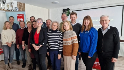 Gemeinderatskandidaten von links nach rechts:<br>Andrea Meier, Rainer Volkert, Peter Karzmarczyk, Heike Kraft, Thorsten Kraft, Katharina Hackl, Bürgermeisterkandidatin Lisa Hartinger, Hans Hartinger, Karin Lay, Udo Fechtner, Veronika Frenzel, David Mandrella, Silke Kässner, Michael Hoppke (Bild: Andrea Hartinger)