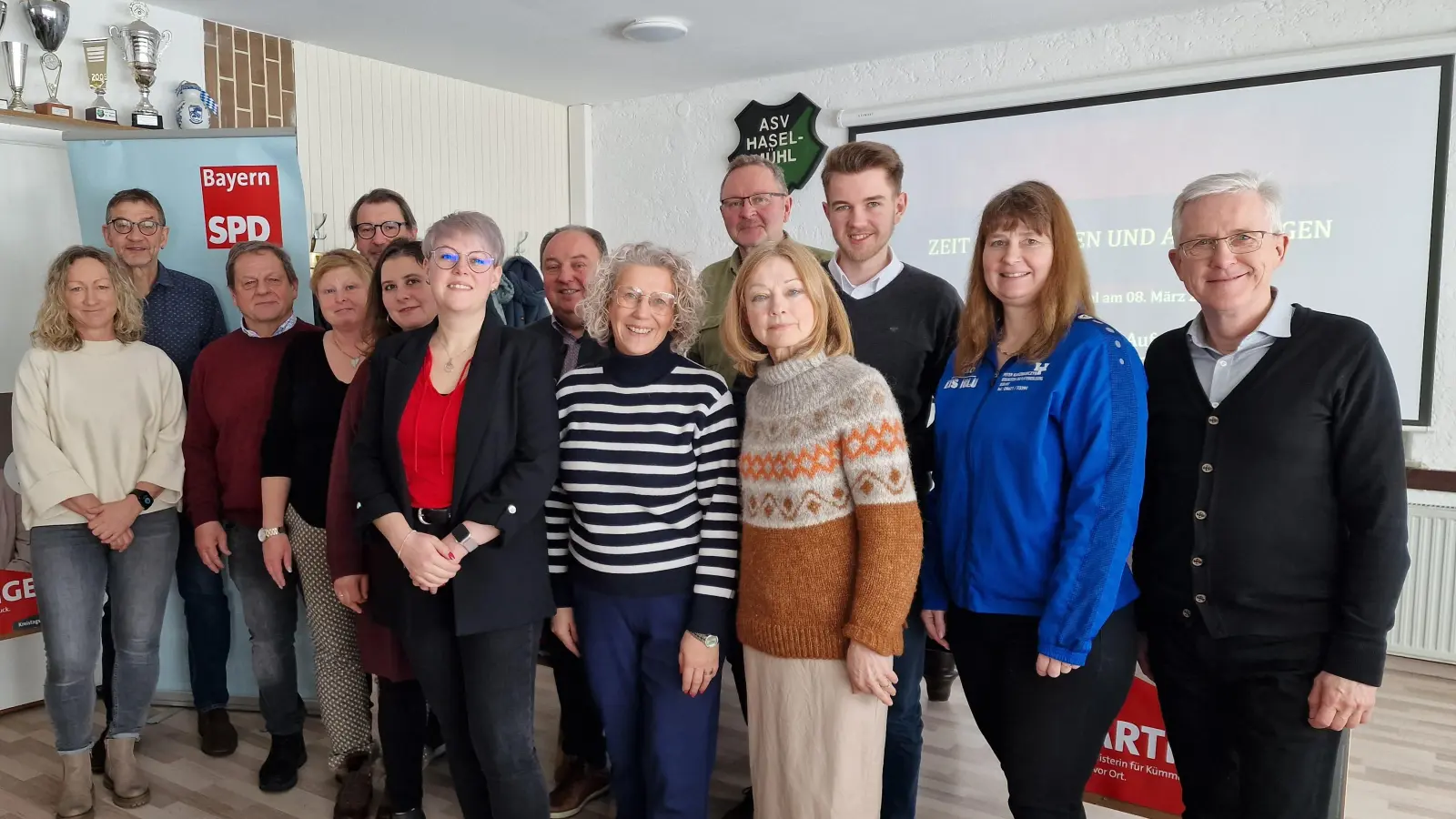 Gemeinderatskandidaten von links nach rechts:<br>Andrea Meier, Rainer Volkert, Peter Karzmarczyk, Heike Kraft, Thorsten Kraft, Katharina Hackl, Bürgermeisterkandidatin Lisa Hartinger, Hans Hartinger, Karin Lay, Udo Fechtner, Veronika Frenzel, David Mandrella, Silke Kässner, Michael Hoppke (Bild: Andrea Hartinger)