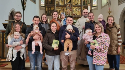 Die Täuflinge mit ihren Familien und Pfarrer Hans Spitzhirn. (Bild: Silvia Götz)