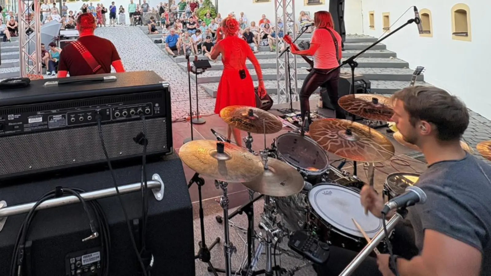 Die Band Newzareth bei ihrem Konzert im Spitalhof Nabburg. (Bild: Marko Pammer)