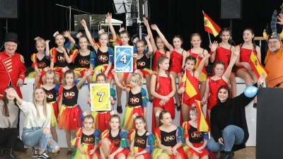 Bürgermeister Johannes Reger (links) und Seniorenbeauftragter Roland Lochner mit den Tanzgruppen des TSV. (Bild: Jochen Neumann/exb)