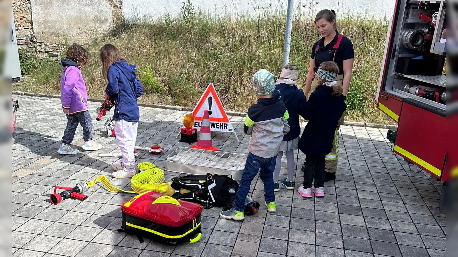 Die Kinder schauten sich alles ganz genau an. (Bild: Johanna Dollacker-Gradl)