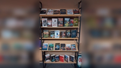 Ein kleiner Ausschnitt der neuen Medien, die ab 4. November den Besucherinnen und Besuchern der Gemeinde- und Pfarrbücherei zur Ausleihe zur Verfügung stehen. (Bild: Claudia Landgraf)