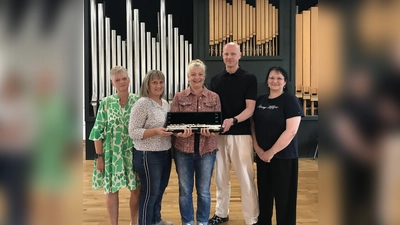 Bei der offiziellen Übergabe des Instrumentes freuten sich mit StDin Michaela Treese (Mitte) v.l.n.r. Brigitta Sprychel, Michaela Lang, Alexander Dehnert und Christine Schwagerl (alle „Verein der Freunde des MRG“).  (Bild: Tobias Kober/MRG)