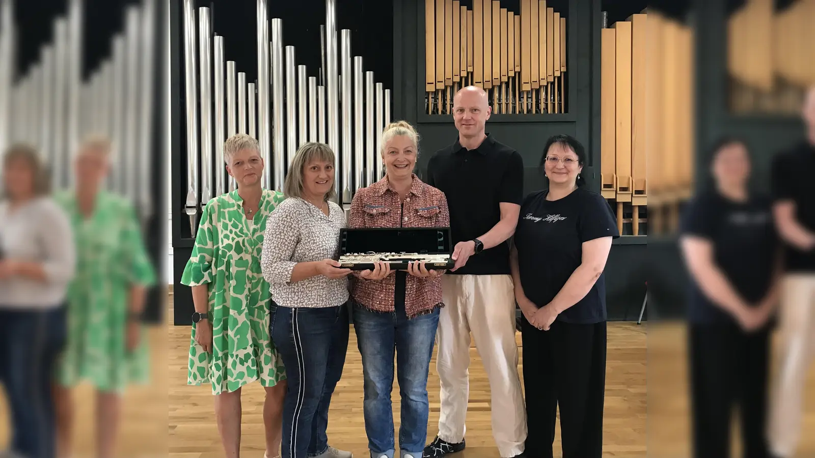 Bei der offiziellen Übergabe des Instrumentes freuten sich mit StDin Michaela Treese (Mitte) v.l.n.r. Brigitta Sprychel, Michaela Lang, Alexander Dehnert und Christine Schwagerl (alle „Verein der Freunde des MRG“).  (Bild: Tobias Kober/MRG)
