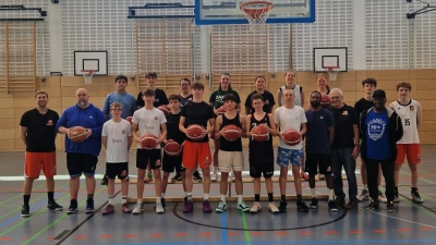 Ab sofort trainieren die DJK-Basketballjunioren mit den neuen Bällen, die der DBB der Abteilung in Anerkennung ihrer erfolgreichen Nachwuchsarbeit gespendet hat. Darüber freuten sich besonders Abteilungsleiter Willi Merkl (Fünfter von rechts) und Trainer Stefan Merkl (links). (Bild: Karina Kopatsch)