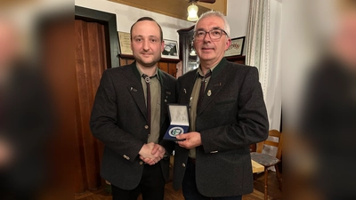 1. Schützenmeister Martin Hanauer bei der Verleihung des Ehrenamtspreises an Hubert Schmidt. (Bild: Eleonore Seidl)