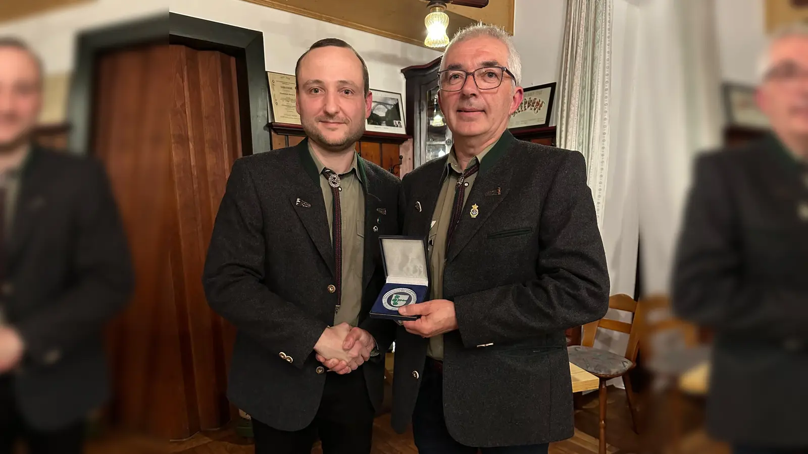 1. Schützenmeister Martin Hanauer bei der Verleihung des Ehrenamtspreises an Hubert Schmidt. (Bild: Eleonore Seidl)