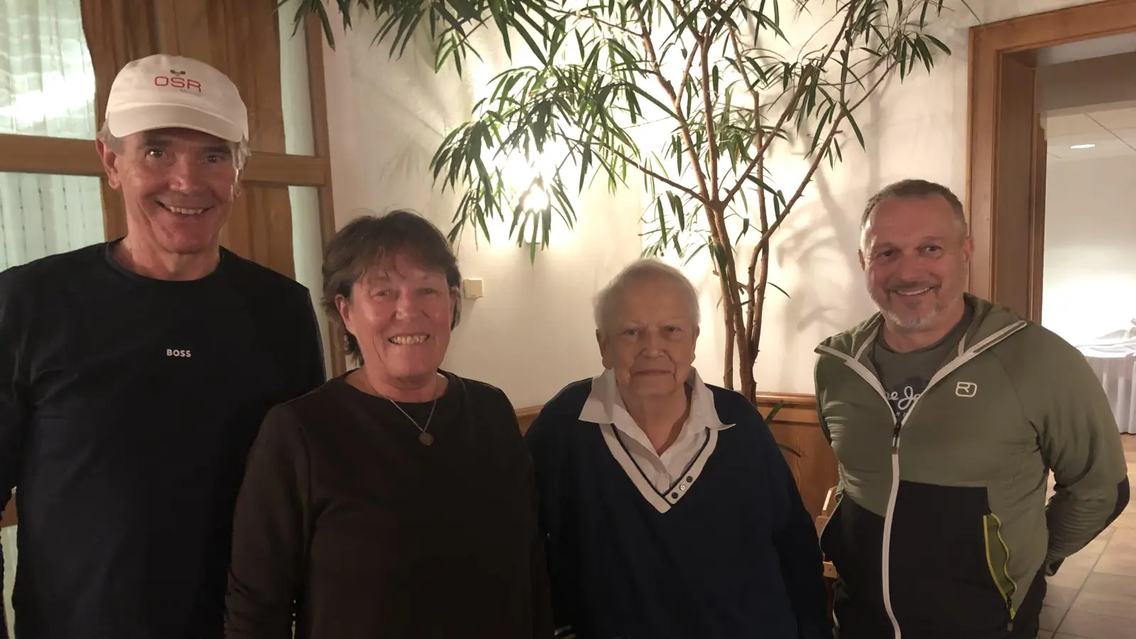 Ehrungen bei der Saisonabschlussfeier des TC Rot-Weiß Paulsodrf am 25.10.25 v.l.n.r.: Michael Mulzer, Klara Mulzer, Stefanie Richter, Hans-Jürgen Hammer. (Bild: Nicola Wallner)
