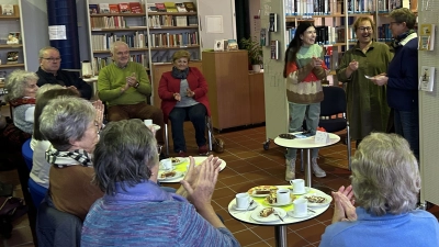 v.l.n.r. stehend Gerlinde Trißl, Quartiersmanagerin Cornelia Stahl, Angelika Brunner (Bild: Cornelia Stahl)