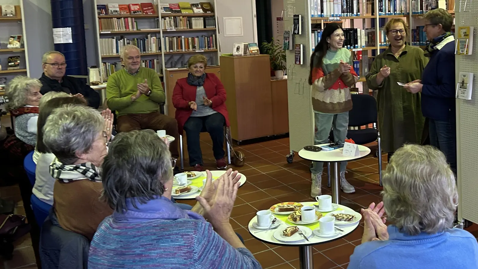 v.l.n.r. stehend Gerlinde Trißl, Quartiersmanagerin Cornelia Stahl, Angelika Brunner (Bild: Cornelia Stahl)