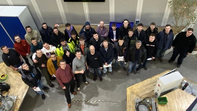 Die erfolgreichen Absolventen mit ihren Ausbildern.  (Bild: Michael Mändl)