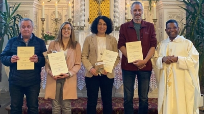 Die ausgeschiedenen Pfarrgemeindemitglieder Franz Eger, Carolin Irlbacher, Daniela Hägler, Rudolf Plonner mit Stadtpfarrer P. Georg Parampilthadathil. (Bild: Katrin Zimmermann)