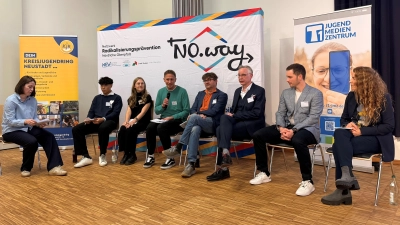 Bei der Podiumsdiskussion kamen Stimmen aus Schule, Jugendarbeit und Politik miteinander ins Gespräch und diskutierten über Fragen aus dem Publikum zum Thema „Handyverbot für Jugendliche an Schulen”. (Bild: Lena Kummer)