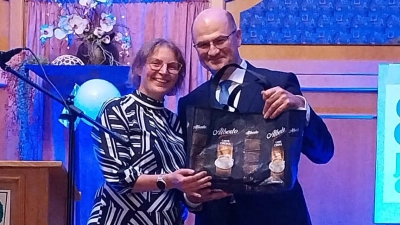  Albert Füracker bekommt Tännesberger Biodiversitätsprodukte überreicht: eine nachhaltige Tasche mit Emmerbrot, Tännesberger Apfelsaft und Pralinen. (Bild: Stephanie Kuchlbauer)