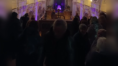 Ausblick von der Orgelempore in die besonders beleuchtete Basilika. (Bild: Monika Mittereder)