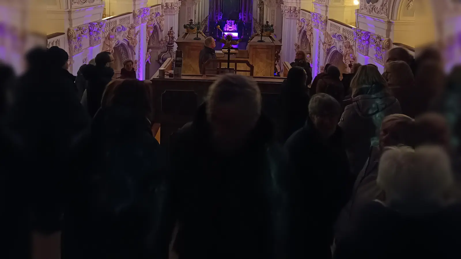Ausblick von der Orgelempore in die besonders beleuchtete Basilika. (Bild: Monika Mittereder)