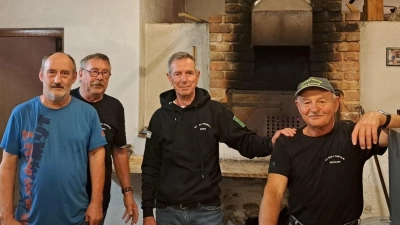 Die fleißigen Pizzabäcker der Dorfgemeinschaft Götzendorf... (Bild: Michael Maderer)