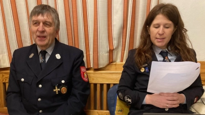  Vorsitzender Johann Kellner informierte die Mitglieder über das abgelaufene Jahr und dankte allen für die stete Unterstützung und Schriftführerin Jasmin Kellner-Hartwig (rechts) verlas das Protokoll der letzten Jahreshauptversammlung. (Bild: Sieglinde Schärtl)