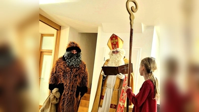Hanna freut sich über den Besuch des Hl. Nikolaus mit seinem Knecht Ruprecht. (Bild: Beate Suttner)