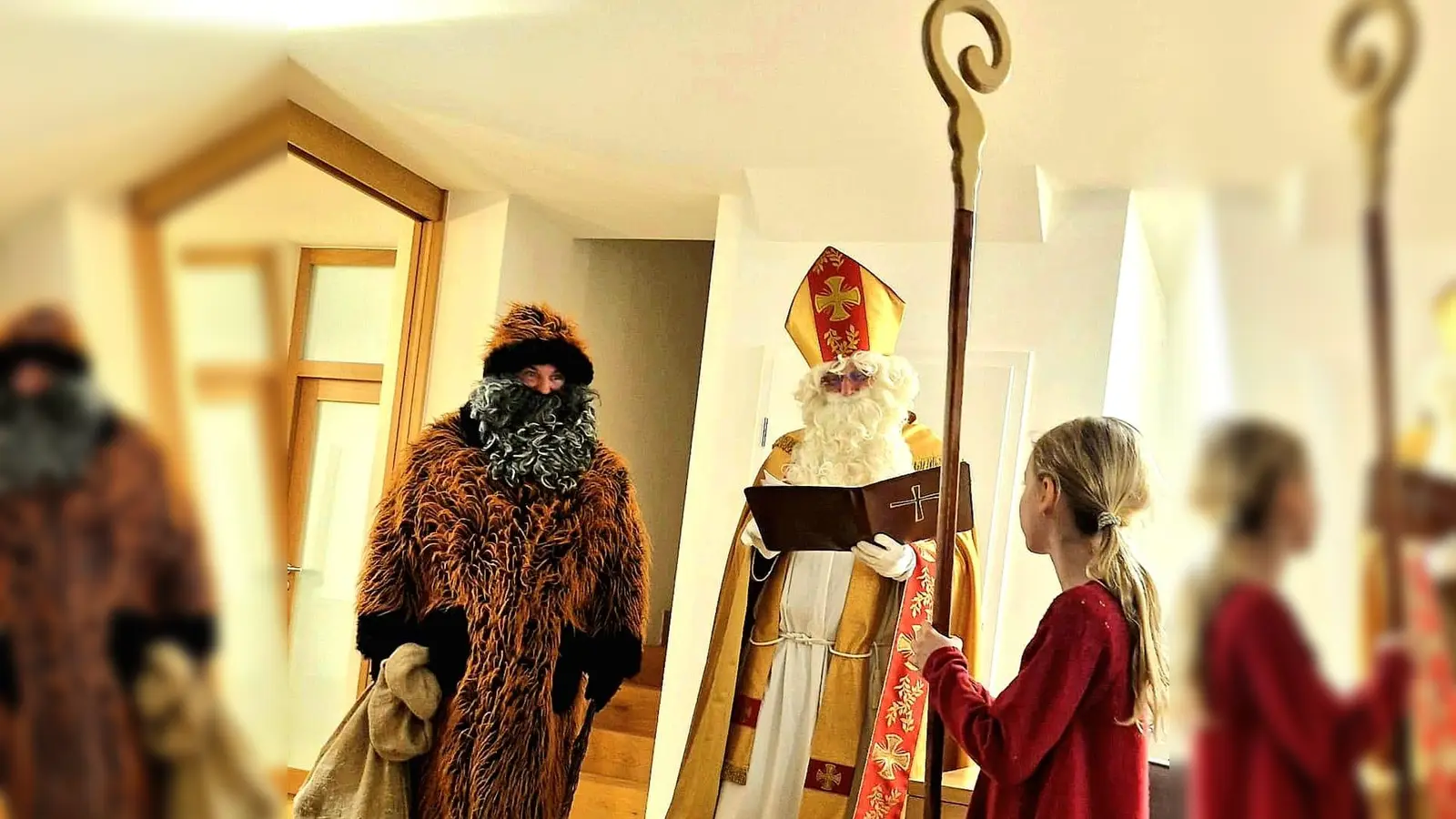 Hanna freut sich über den Besuch des Hl. Nikolaus mit seinem Knecht Ruprecht. (Bild: Beate Suttner)